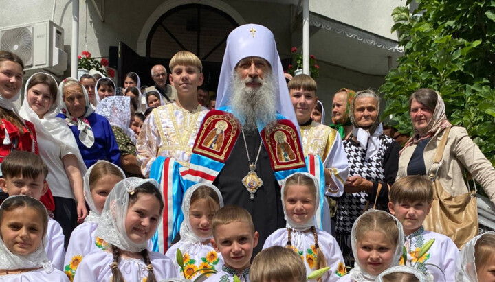 Митрополит Сергій відвідав рідне село на Буковині. Фото: СПЖ