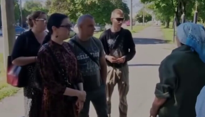 Представители ПЦУ во главе с Феодосием Овчаруком и Ольгой Пономаренко. Фото: скриншот видео «Дозора»