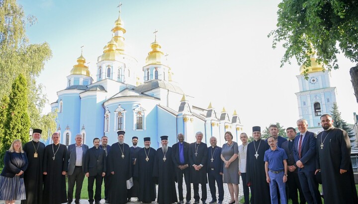Члени ВРЦіРО та делегація Всесвітньої ради церков у Києві. Фото: vrciro.org.ua