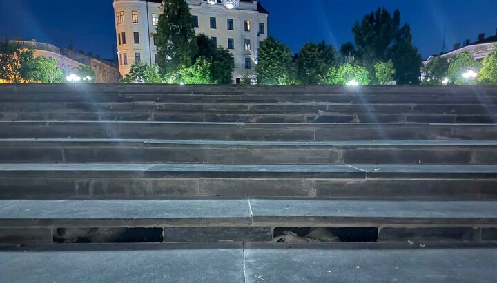 Η σκάλα στο Τσερνιβτσί, επισκευασμένη με πλάκες αφαιρεμένες από ταφόπλακες. Φωτογραφία: Γιάνα Μπρους