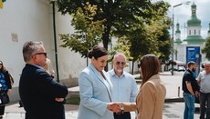 Минкульт и ОП организовали экскурсию по Лавре для блогера из США