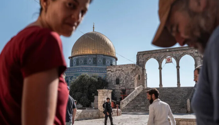 Израильские поселенцы на территории мечети Аль-Акса. Фото: Al Jazeera