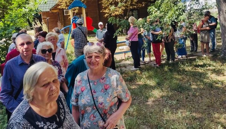 Вынужденные переселенцы во время выдачи гуманитарной помощи Социальным отделом УПЦ в Киеве. Фото: УПЦ