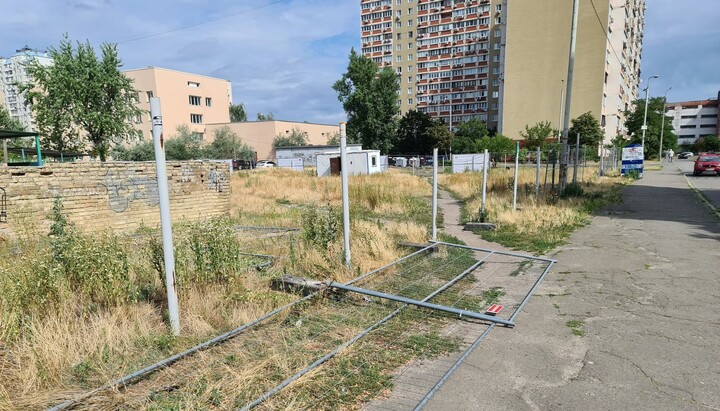 A broken fence at the UGCC church construction site. Photo: the UGCC parish's Facebook page