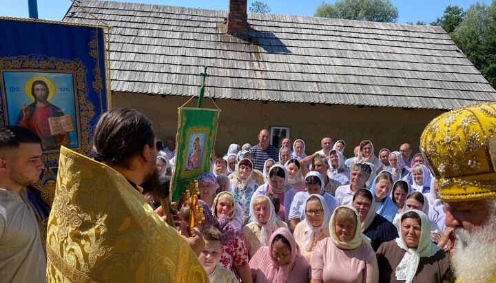 Believers of the persecuted UOC community in the village of Zabolottia, Chernivtsi region. Photo: UOC
