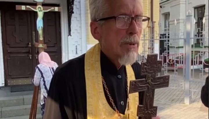 Священник УПЦ на молитовному стоянні біля Лаври. Фото: скриншот t.me/save_Lavra