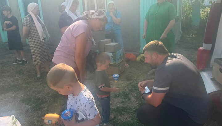 Верующие из Днепра раздают продукты и сладости детям Херсонщины. Фото: Херсонская епархия