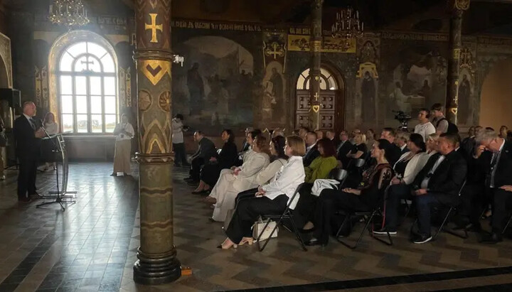 Виступ Остапенка перед послами в Трапезному храмі. Фото: ВВС