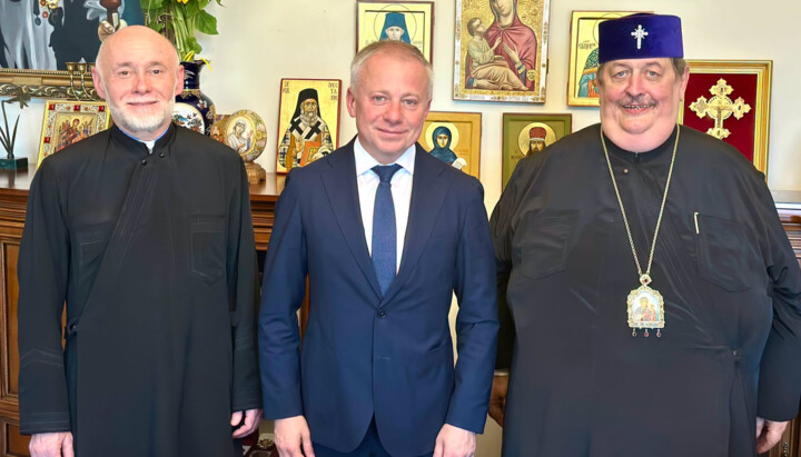 Ο Γενικός Πρόξενος της Ουκρανίας Ρόμαν Σεπελιάκ με τον Αρχιεπίσκοπο Λούμπλιν Άβελ. Φωτογραφία: Γενικό Προξενείο της Ουκρανίας στο Λούμπλιν