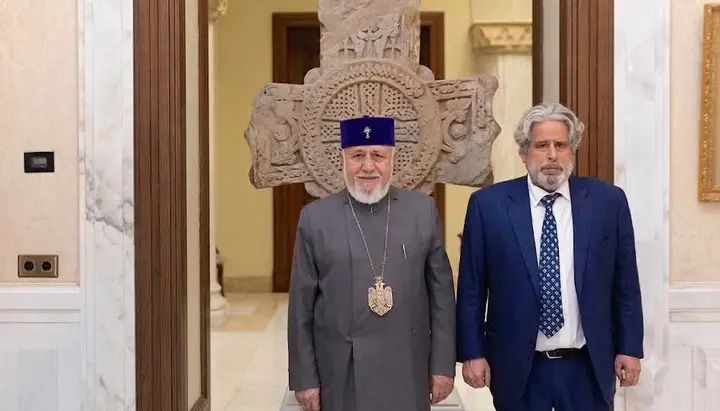 Ο Καθολικός πάντων των Αρμενίων Γαρεγκίν Β΄ και ο δικηγόρος Ρόμπερτ Άμστερνταμ. Φωτογραφία: news.am