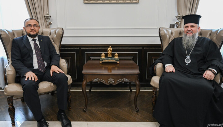 Dumenko with Ukraine’s Ambassador to Poland Vasyl Bodnar. Photo: OCU