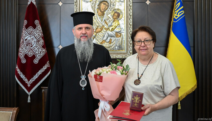 Думенко нагородив Людмилу Філіпович орденом. Фото: ПЦУ