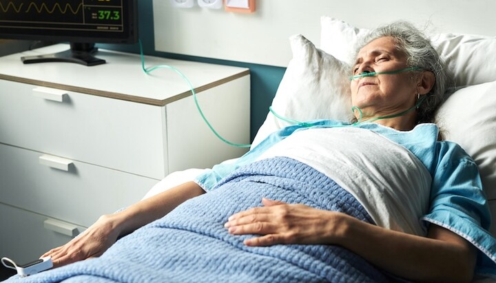 An elderly woman in a hospital bed. Photo: Media_Photos/Shutterstock