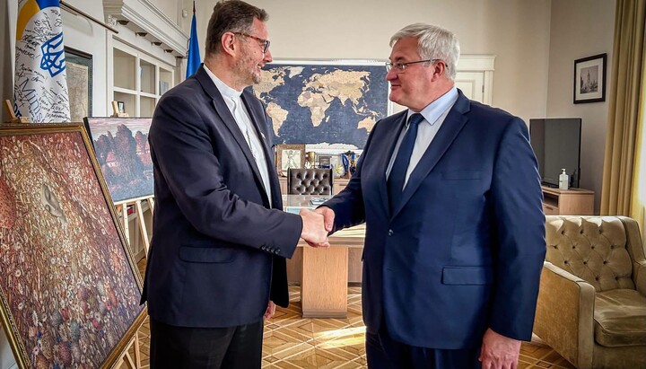 Міністр закордонних справ України Андрій Сибіга та апостольський нунцій в Україні архієпископ Висвальдас Кульбокас. Фото: МЗС України