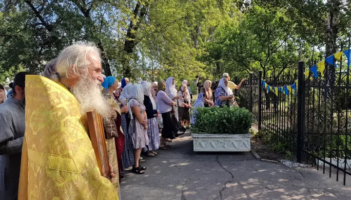 UOC believers in Kremenchuk were denied access to the grounds of their church. Photo: Facebook page of the Holy Trinity Church community in Kremenchuk