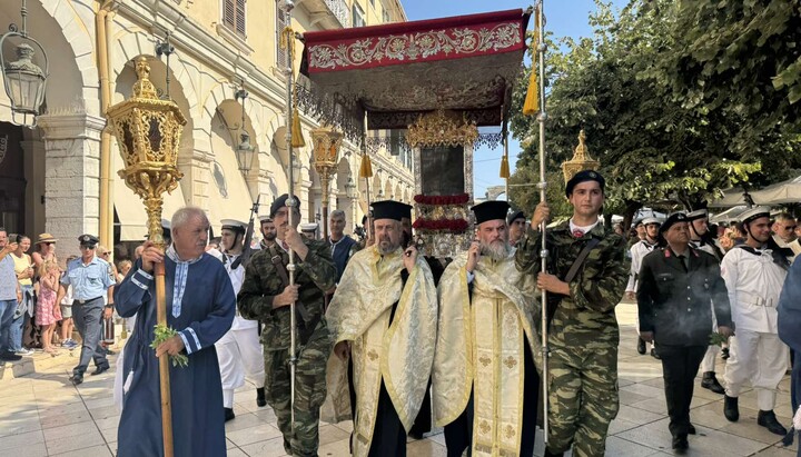 Λιτανεία με τα ιερά λείψανα του Αγίου Σπυρίδωνος Τριμυθούντος. Φωτογραφία: orthodoxianewsagency.gr
