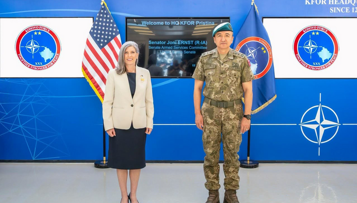 Командувач місією KFOR і сенаторка США. Фото: Фейсбук місії KFOR