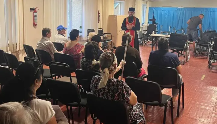 Συνάντηση κληρικού της ΟΕΟ με αναγκαστικά εκτοπισμένους από παραμεθόριες περιοχές. Φωτογραφία: Επισκοπή Ιζιούμ