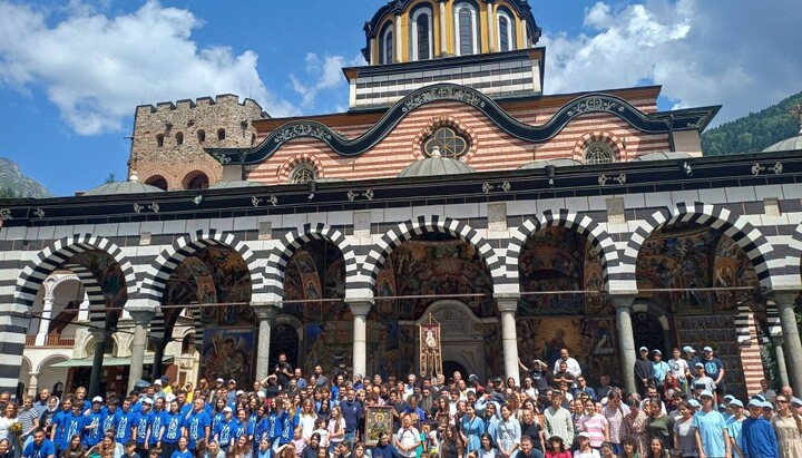 Паломники біля Рильського монастиря. Фото: Софійська митрополія