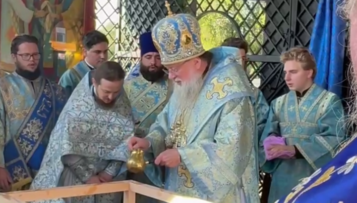 Митрополит Мелетій освячує престол літнього храму в Іспасі. Фото: СПЖ
