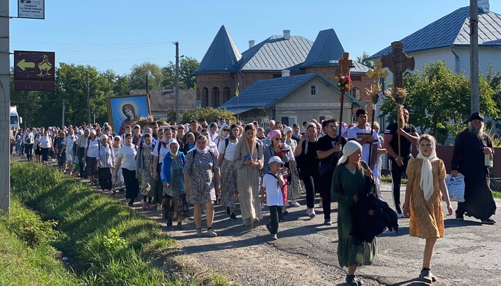 Віруючі УПЦ хресним ходом вирушили до жіночого монастиря святої Анни у Вашківцях. Фото: СПЖ