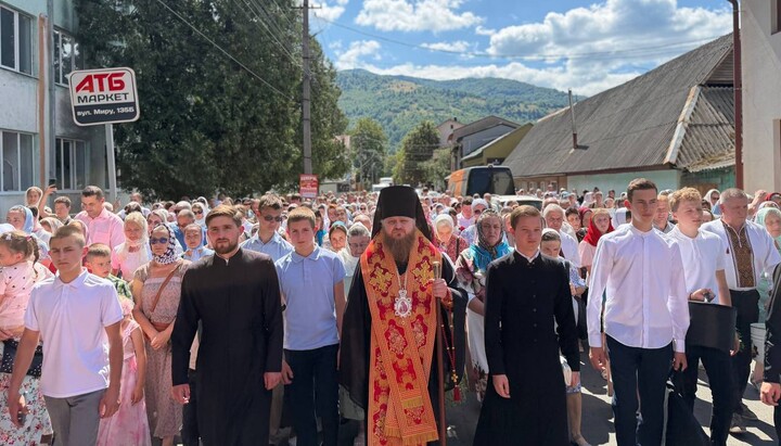 Єпископ Марк очолив хресний хід у Рахові. Фото: Хустська єпархія