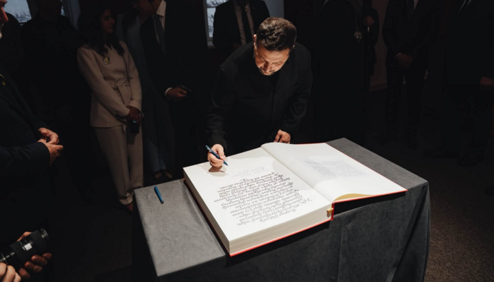 Зеленский поставил подпись в «Книге хранителей и ктиторов Киево-Печерской лавры». Фото: Facebook заповедника «Киево-Печерская лавра»