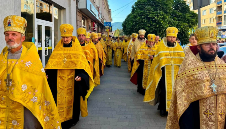Хресна хода духовенства та вірян УПЦ у Хусті. Фото: Центр інформації УПЦ
