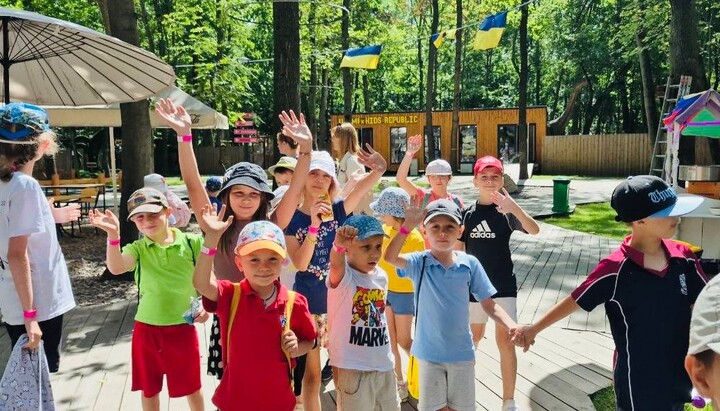 Вихованці київського Центру соціально-психологічної реабілітації дітей під час благодійного заходу Соцвідділу УПЦ. Фото: Соціальний відділ УПЦ
