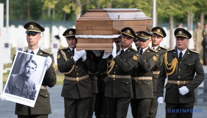 Ο Κόνοβαλετς επανενταφιάστηκε προσωρινά σε νεκροταφείο στο Κίεβο