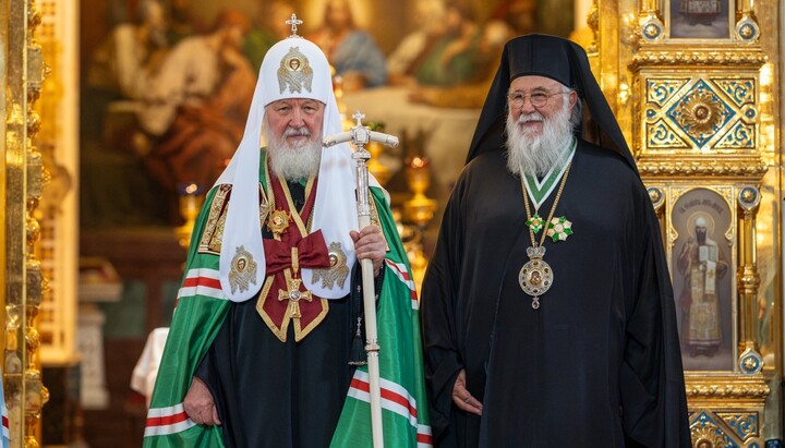 Патриарх Кирилл вручил греческому иерарху орден. Фото: patriarchia.ru