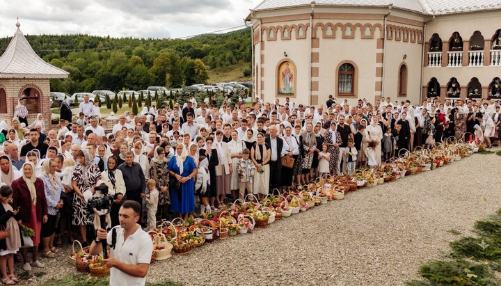 Faithful at the UOC Krasnoilsk Convent on the Feast of the Transfiguration of the Lord. Photo: UOJ