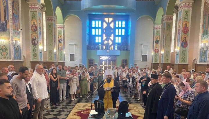 «Μητροπολίτης» της ΟΕΥ στο Ρίβνε «αγιάζει» εικόνα σε θωρακοπλάκα. Φωτογραφία: rivne1.tv