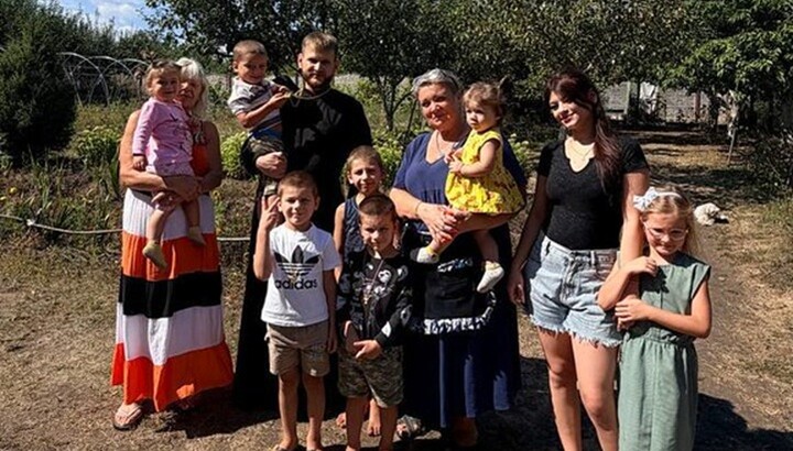 UOC cleric with children from frontline areas. Photo: Izium Eparchy