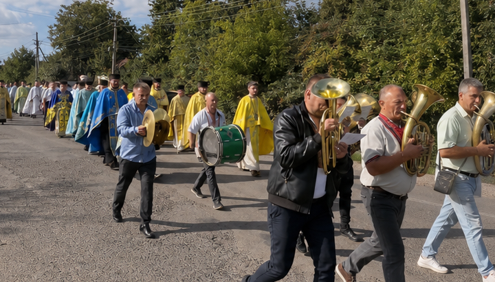 Хресна хода ПЦУ в Демидівці. Фото: Facebook-сторінка «ВСЕ pro Демидівщину online»