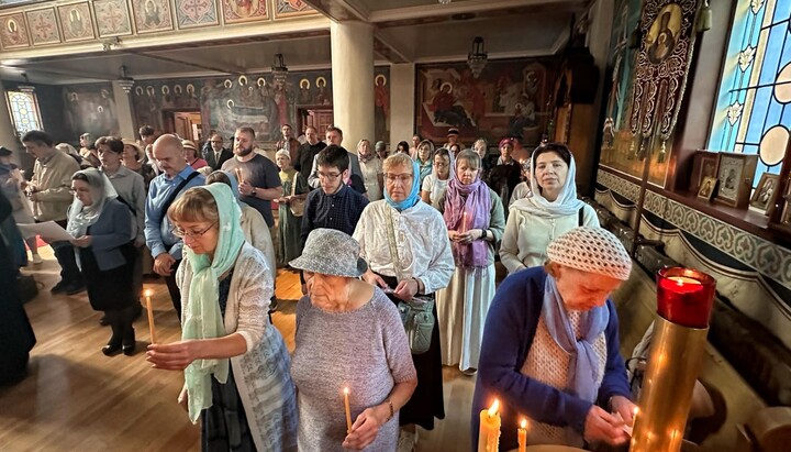 Прихожани Свято-Троїцького собору РПЦЗ у Торонто під час панахиди за вбитим ченцем Варсонофієм. Фото: РПЦЗ