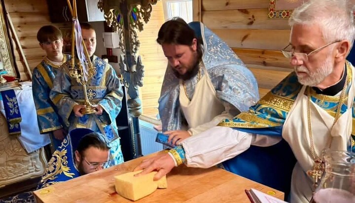 Освячення нового Покровського храму УПЦ у селі Джурин Вінницької області. Фото: «Перший козацький»