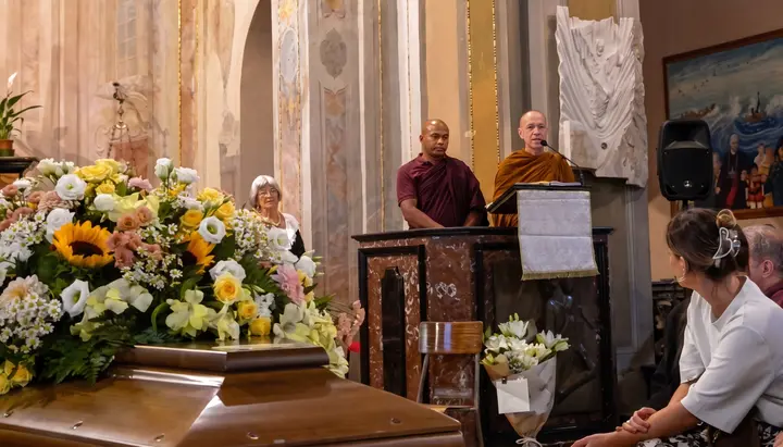 Buddhists chanted mantras in a Catholic church. Photo: a screenshot from the Gianpaolo Rosso YouTube channel