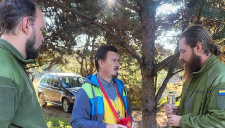Протоієрей Володимир Пекач відвідав священників, які несуть службу в ЗСУ. Фото: Рівненська єпархія