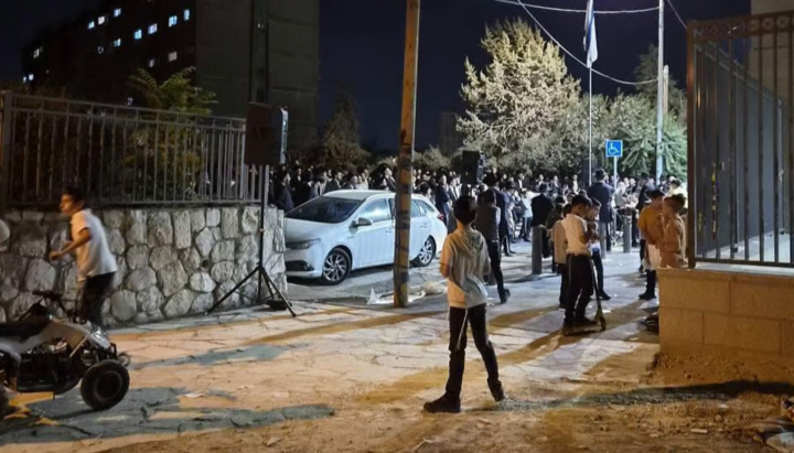 Διαδηλωτές Χαρεντίμ έξω από κοσμικό σχολείο στην Ιερουσαλήμ. Φωτογραφία: Ynetnews