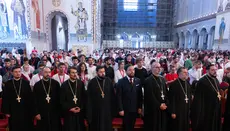 Στον νέο καθεδρικό ναό του Βουκουρεστίου χιλιάδες νέοι άνθρωποι έψαλαν από κοινού την «Πάτερ ημών»
