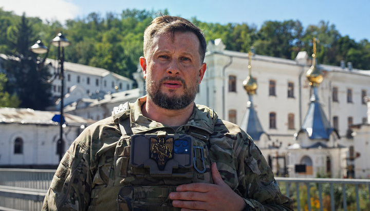 Білецький на тлі Святогірської лаври. Фото: Фейсбук третього армійського корпусу