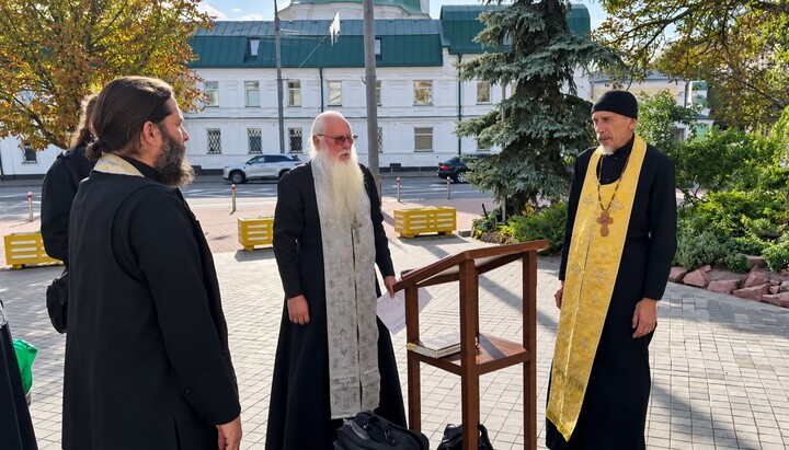 Молитовне стояння біля Лаври. Фото: скриншот t.me/save_Lavra