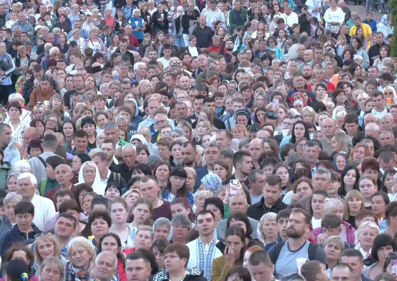 Тисячі людей на паломництві УГКЦ в Зарваниці.