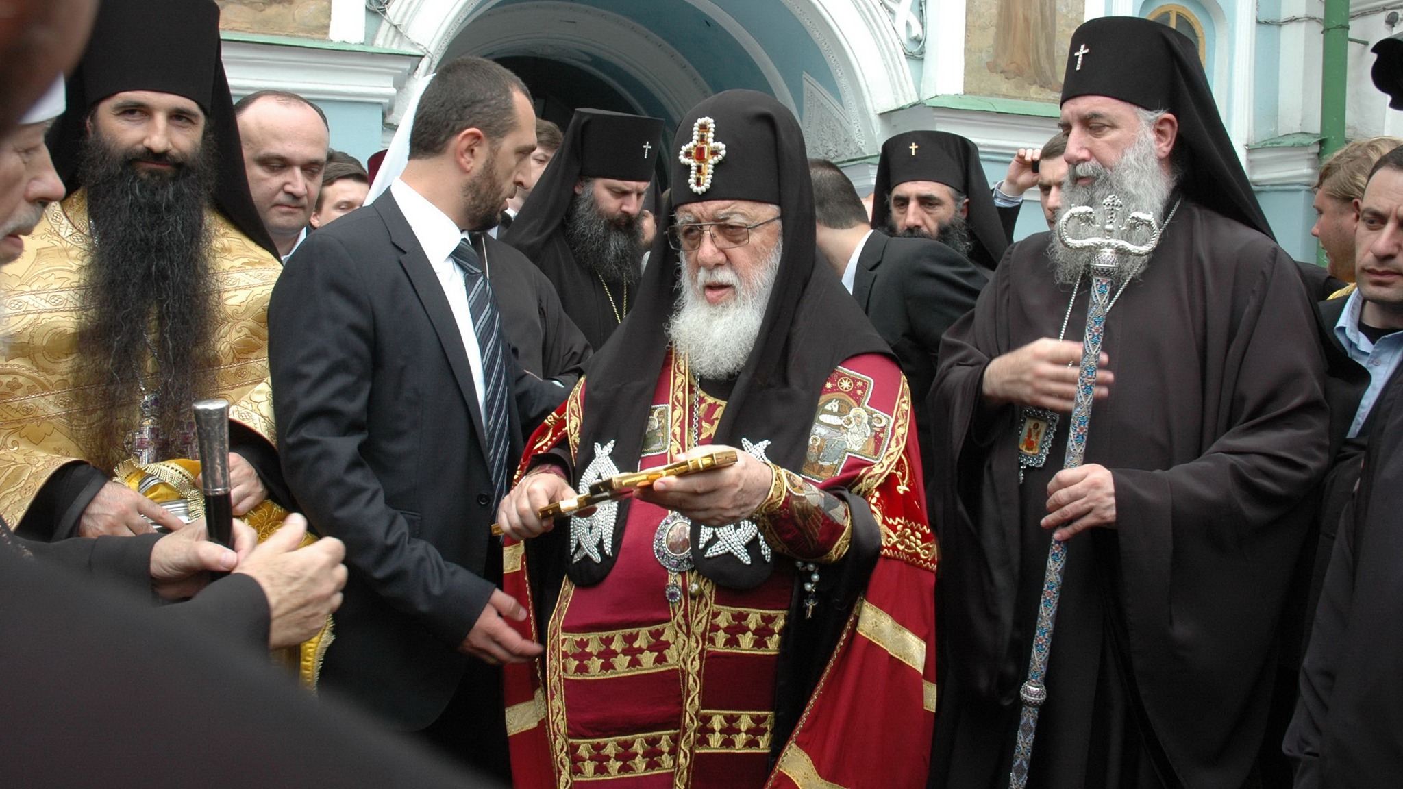 Митрополит Шіо (ліворуч від Патріарха Іллі) в Києво-Печерській лаврі, 2011 рік.