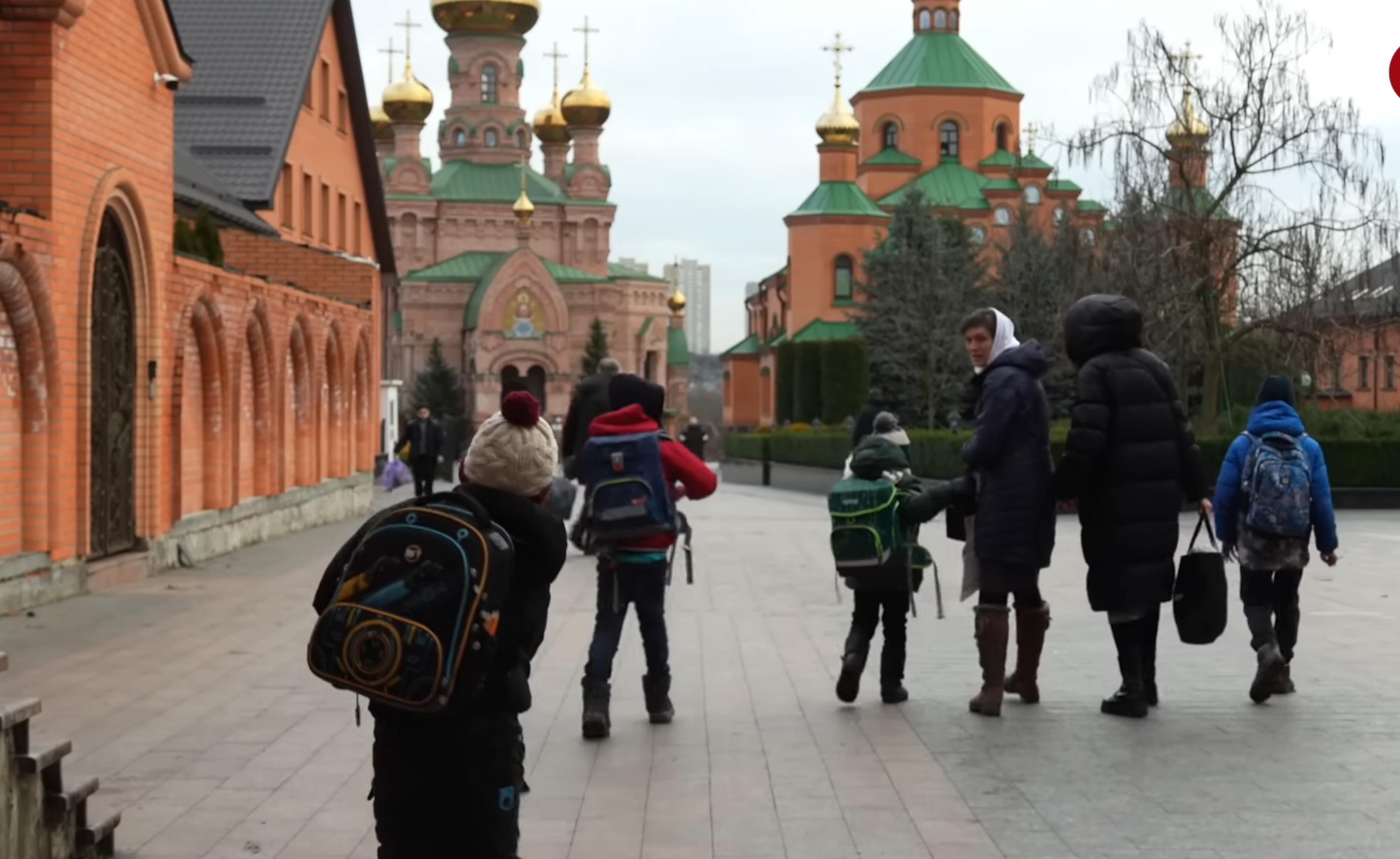 Діти, що йдуть на заняття в Голосіївському монастирі