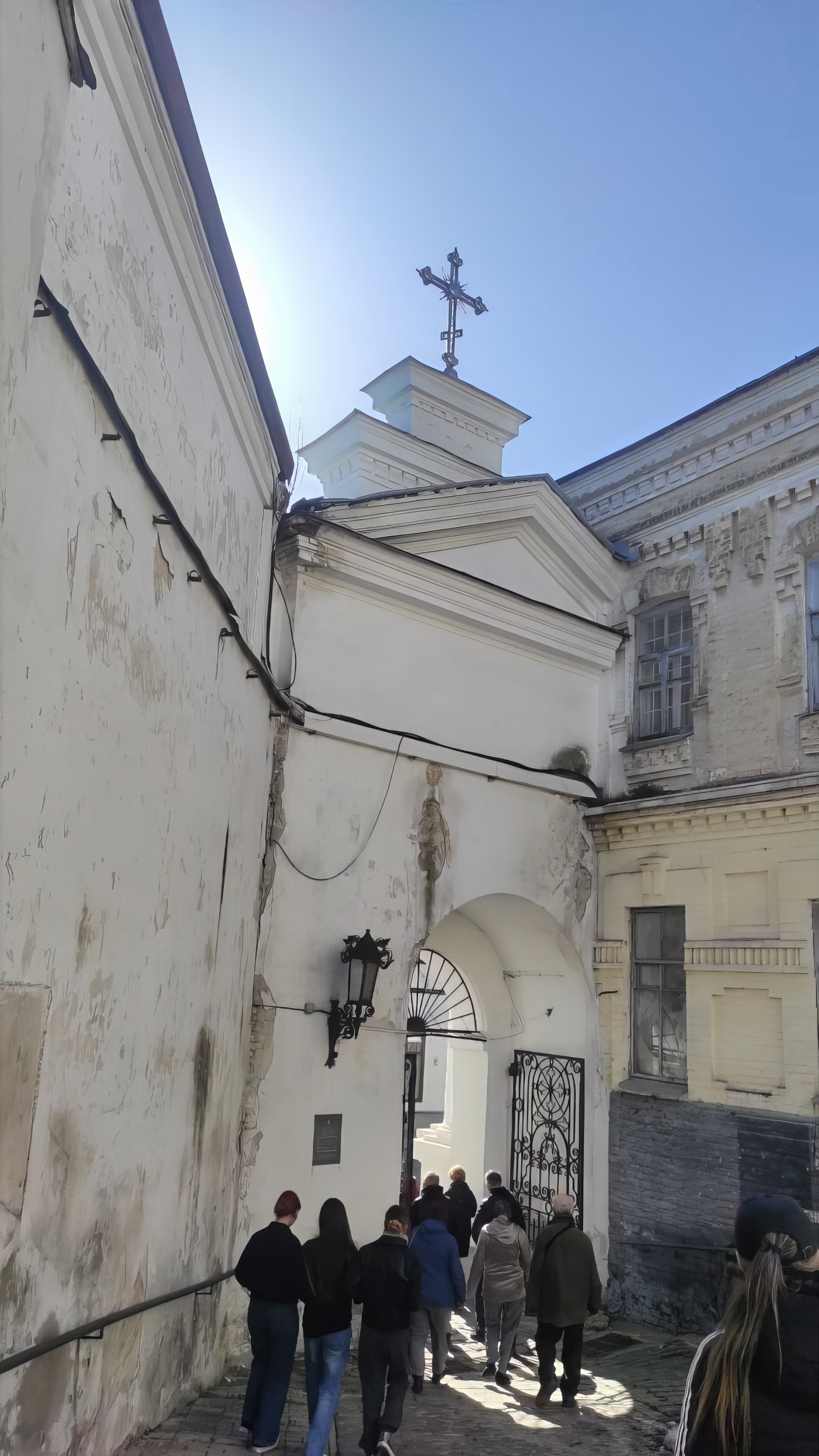 Група рухається з Верхньої лаври до Нижньої.
