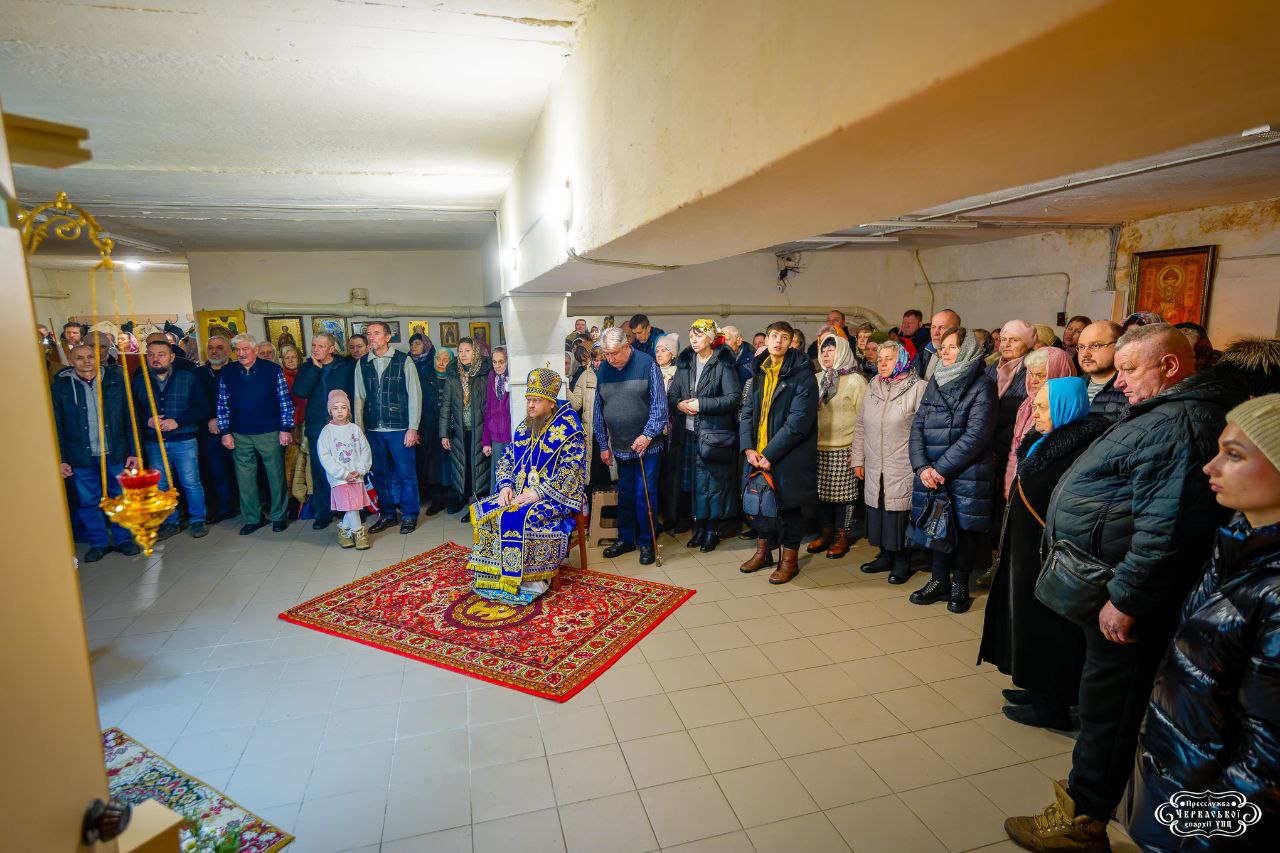 Стрітенська община м. Черкаси молиться в підвалі багатоповерхівки з митрополитом Феодосієм. Фото: Телеграм канал «Черкаський Благовісник»