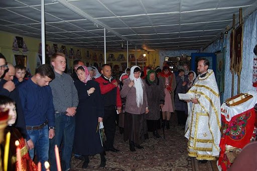 Community prayer in the pavilion. Photo: author